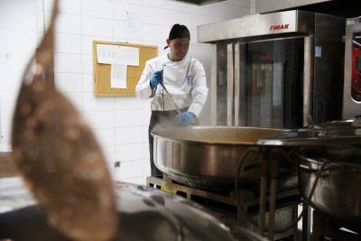 Eyüpsultan Belediyesi'nden ihtiyaç sahiplerine sıcak yemek desteği