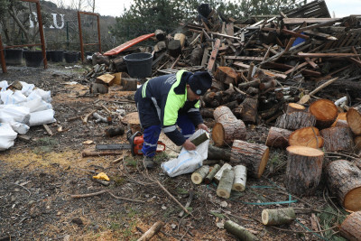 Fırtınada devrilen ağaçlar ihtiyaç sahiplerini ısıtıyor