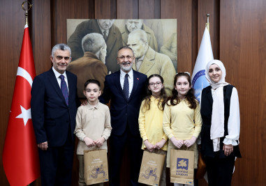 Başkan Özmen makam koltuğunu minik öğrencilere devretti