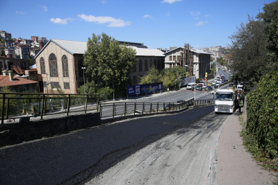 Emniyettepe Necati Molder Caddesi'nde asfalt çalışması 