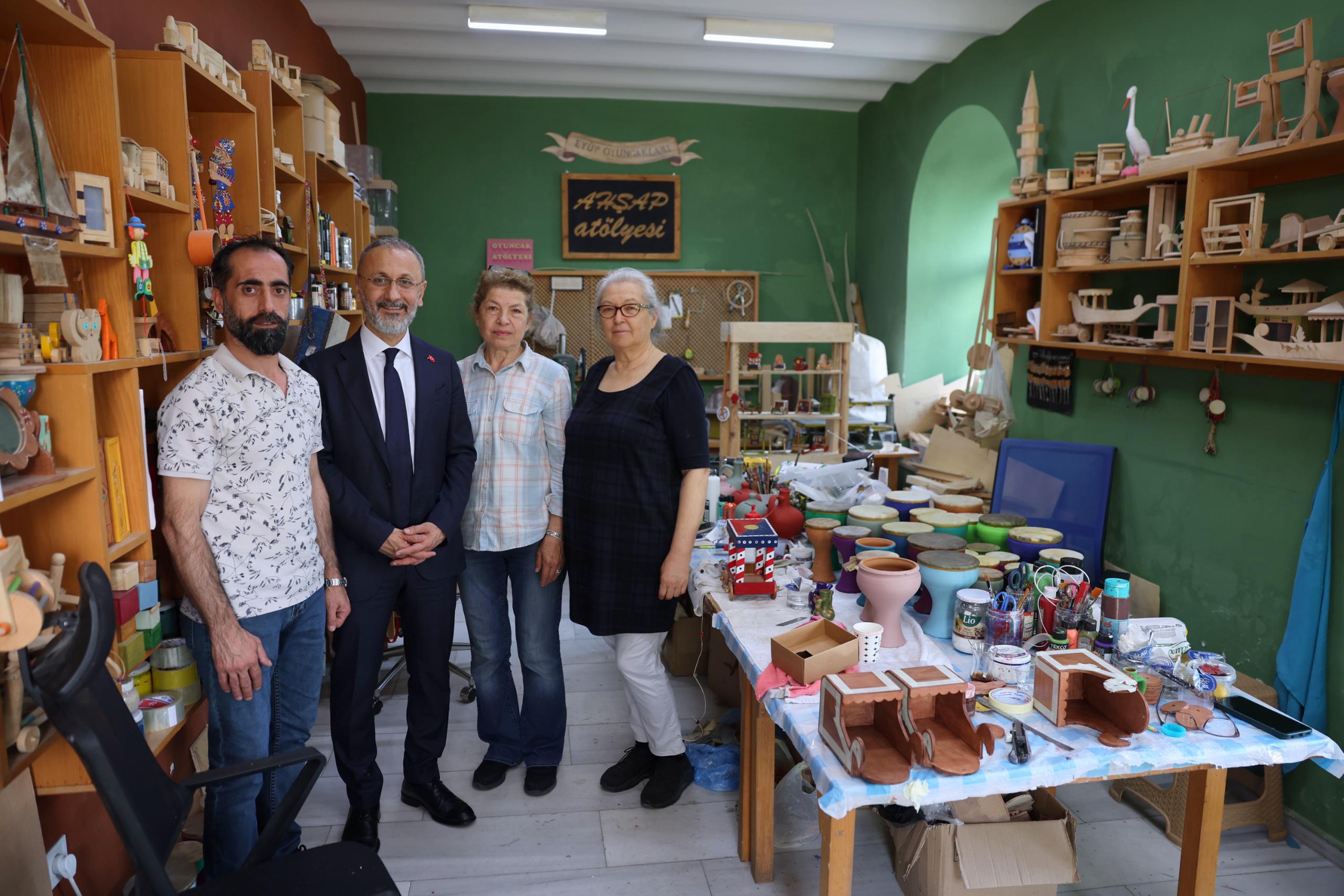 Başkan Özmen'den el emeğinin kazanca dönüştüğü mağazalara ziyaret