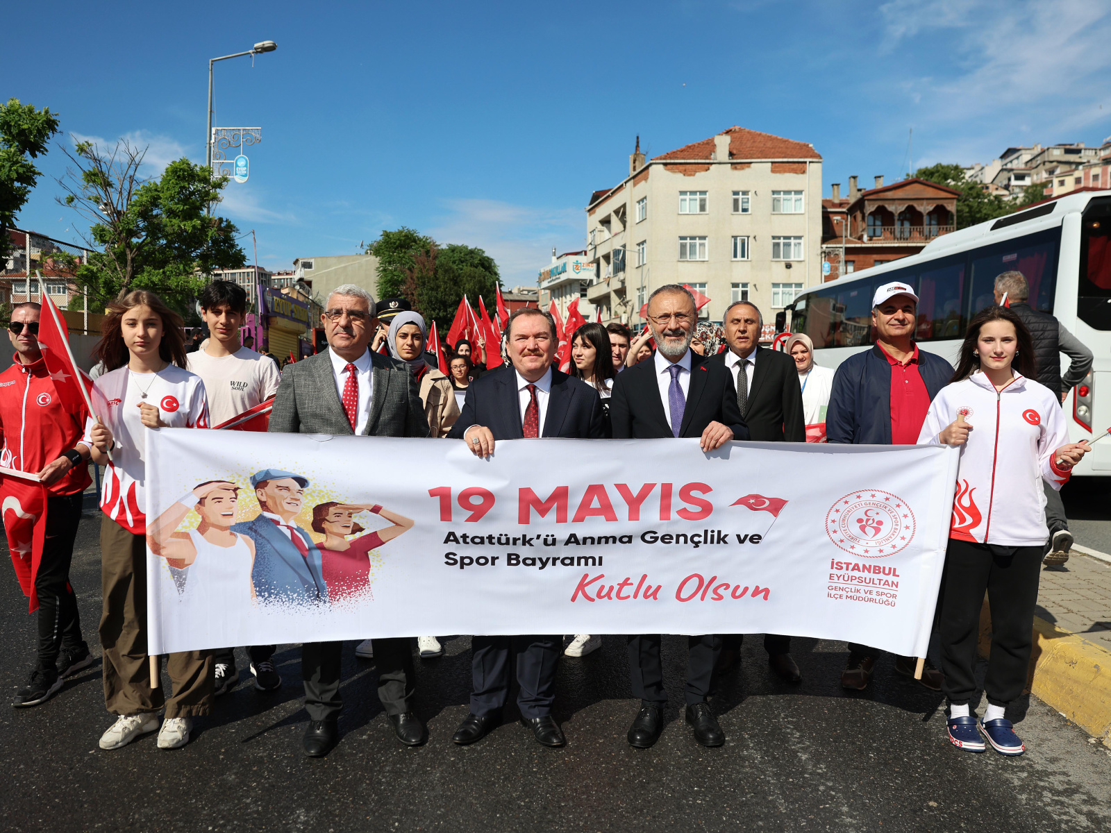 Eyüpsultan'da 19 Mayıs kutlamaları gençlik yürüyüşle başladı