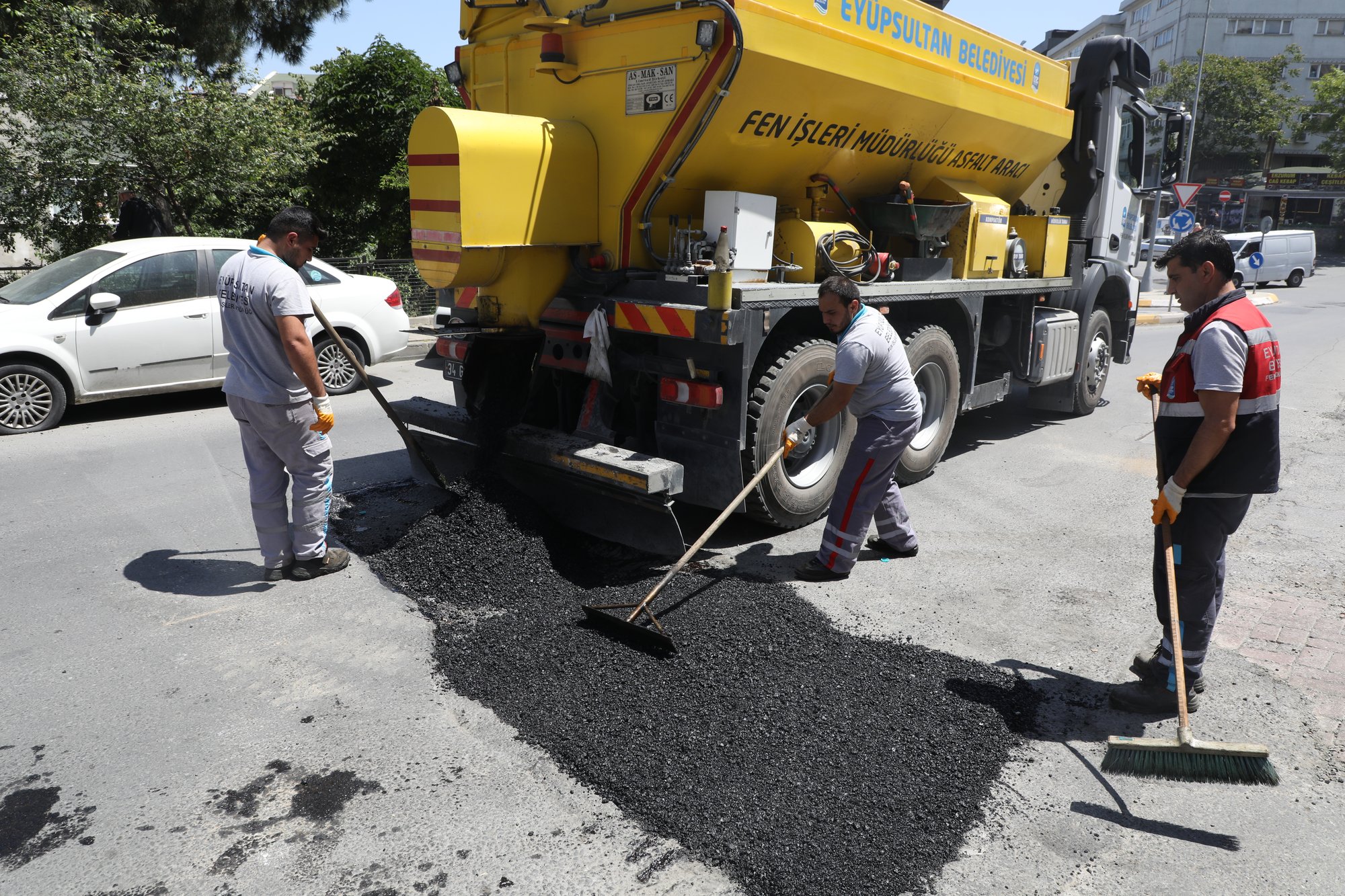 Asfalt ve kilit taşı yenileme çalışmaları devam ediyor