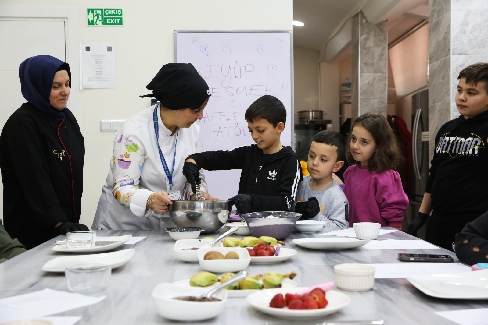 Eyüpsultan Sömestirfest'te minik şefler waffle yaptı