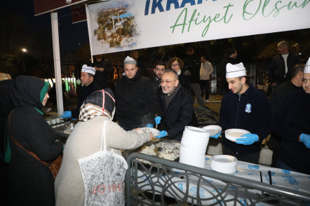 Berat Kandili'nde etli pilav ve lokma ikramı