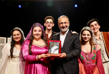 Liseli oyunculardan muhteşem final: “Yedi Kocalı Hürmüz” ayakta alkışlandı! Liseli oyunculardan muhteşem final: “Yedi Kocalı Hürmüz” ayakta alkışlandı!