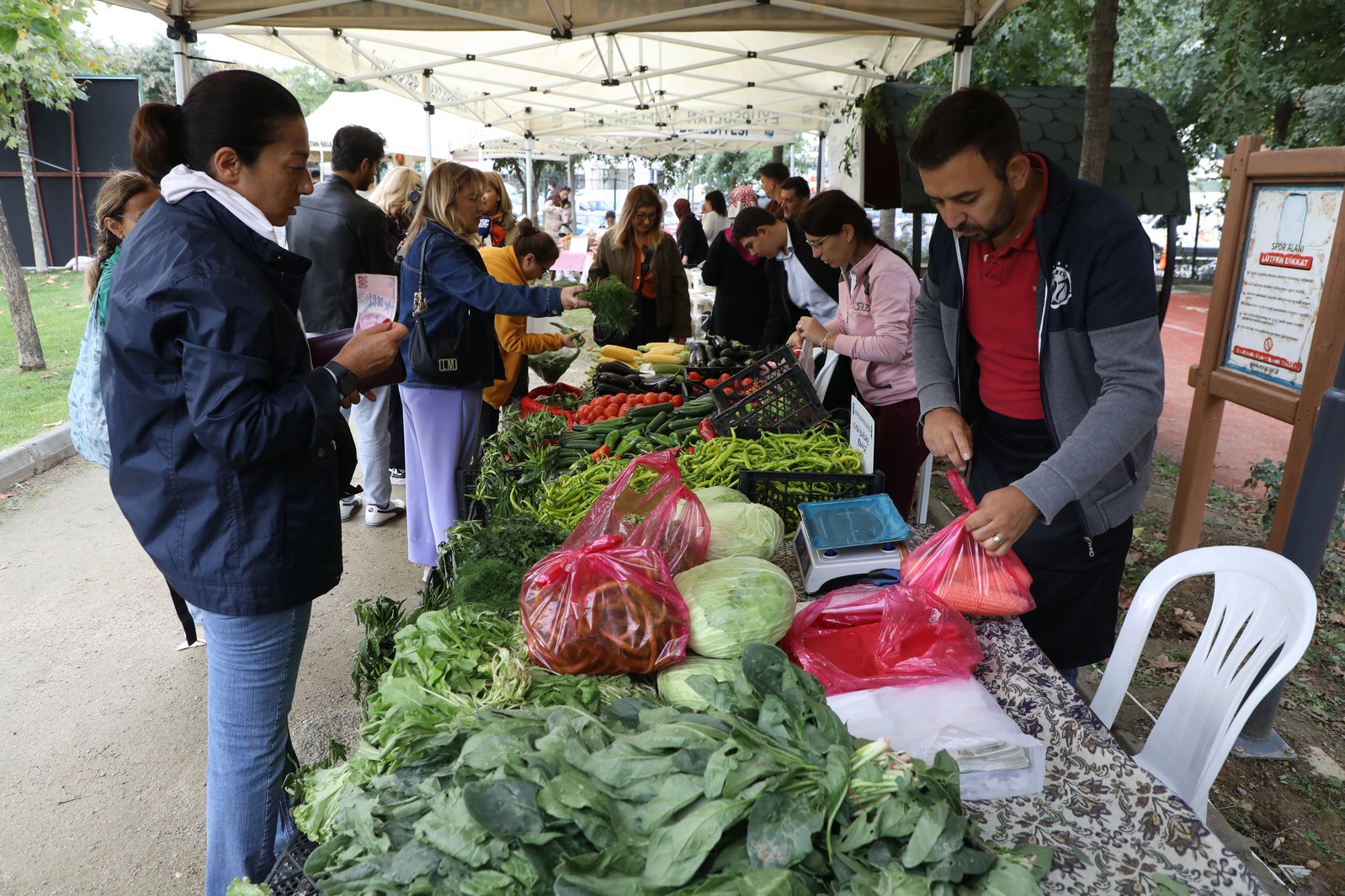 Eyüpsultan Belediyesi'nden yerel üreticiyle tam destek Eyüpsultan Belediyesi'nden yerel üreticiyle tam destek