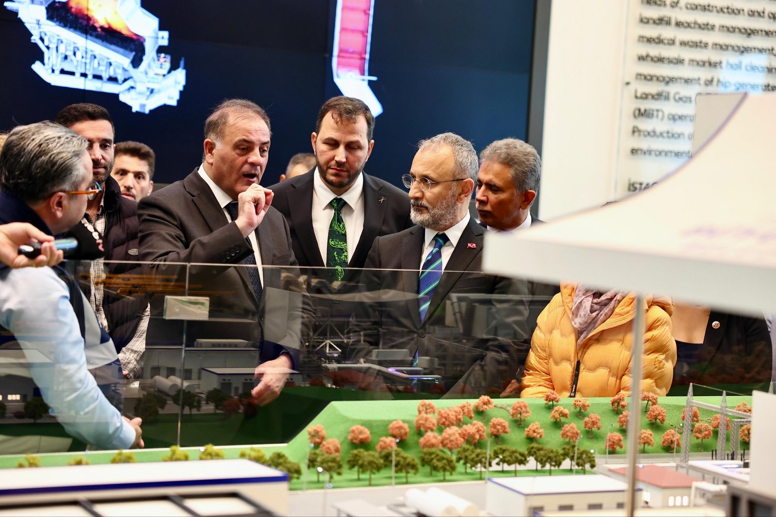 Başkan Özmen, İSTAÇ Evsel Atık Yakma ve Enerji Üretim Tesisi'nde incelemelerde bulundu