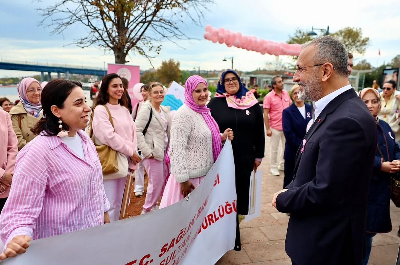 Meme kanserinde farkındalık için Eyüpsultan'da yürüdüler Meme kanserinde farkındalık için Eyüpsultan'da yürüdüler