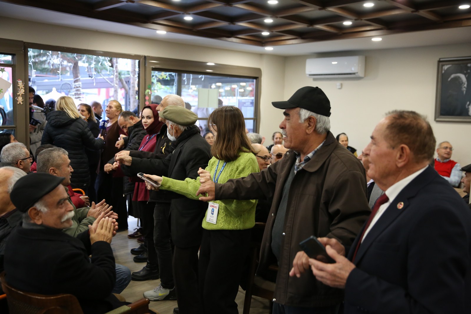 Emekliler Lokali'nde yeni yıl coşkusu