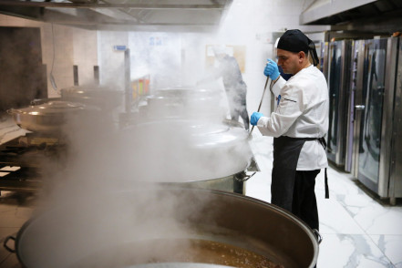 Eyüpsultan Belediyesi'nden ihtiyaç sahiplerine sıcak yemek desteği