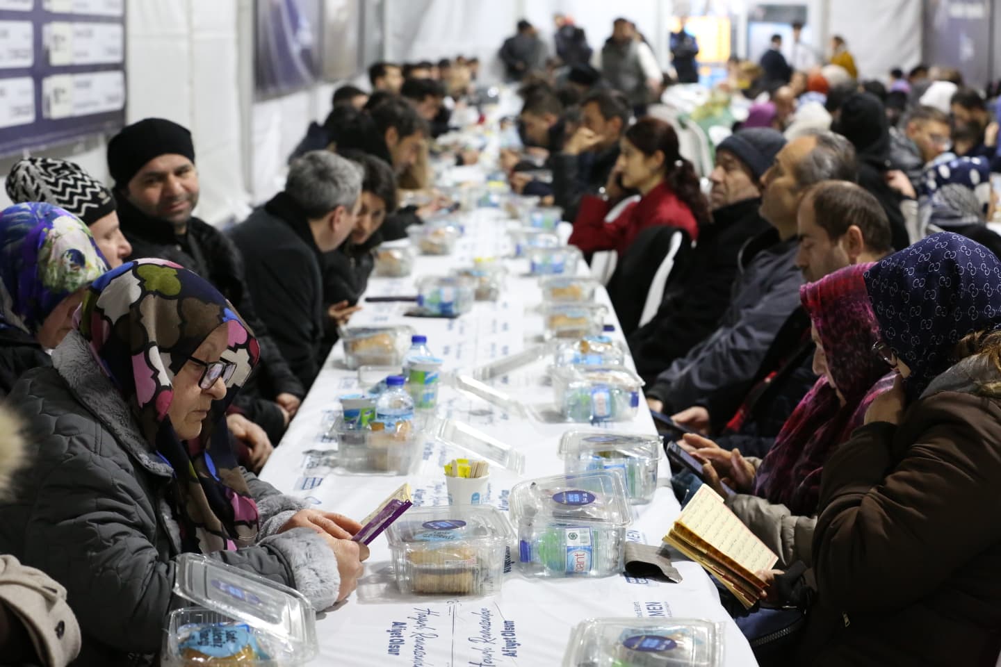 Ramazan'ın bereketi Eyüpsultan'da gönül sofralarında paylaşılıyor Ramazan'ın bereketi Eyüpsultan'da gönül sofralarında paylaşılıyor