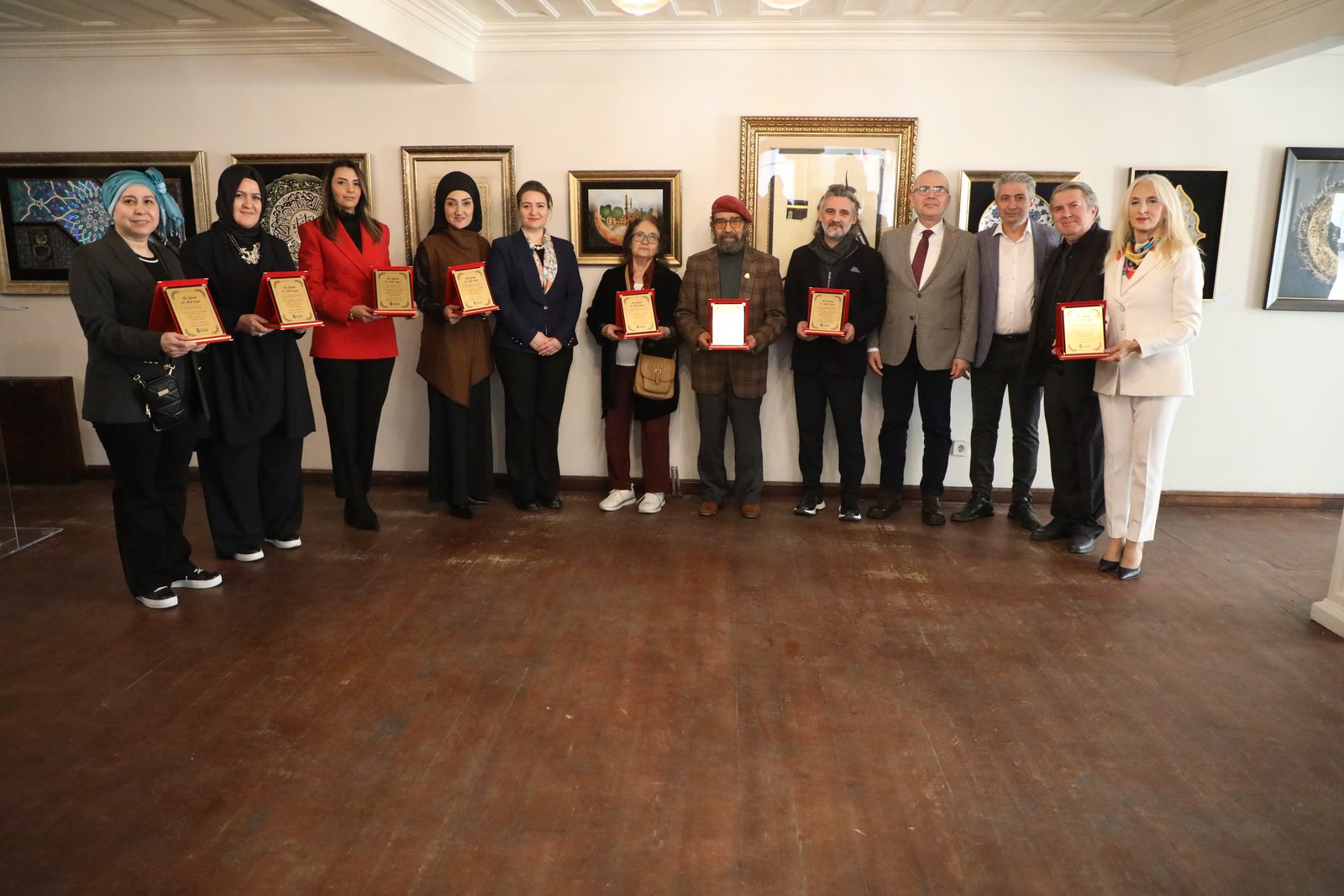 Bir Gelenek On Renk Sergisi Ensari Konağı'nda açıldı Bir Gelenek On Renk Sergisi Ensari Konağı'nda açıldı