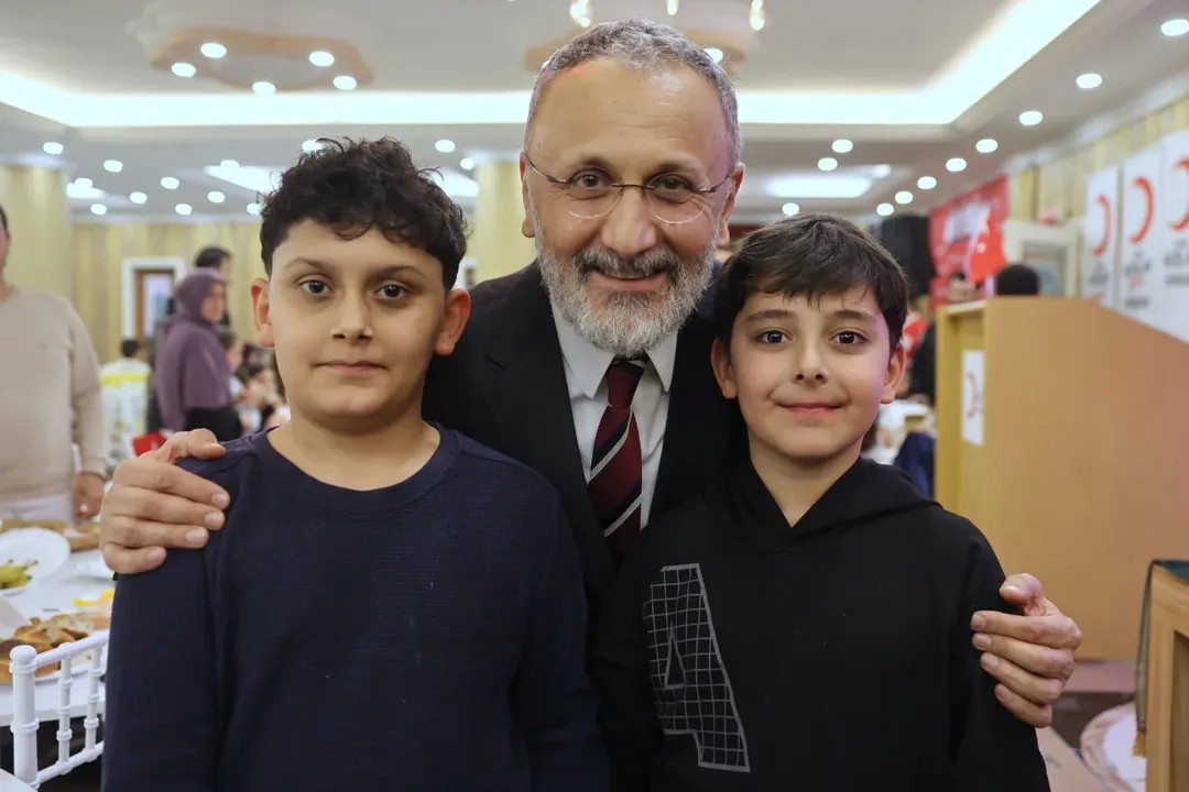 Başkan Özmen, “Öğretmenim Benimle” iftar programında öğrenci ve öğretmenlerle buluştu Başkan Özmen, “Öğretmenim Benimle” iftar programında öğrenci ve öğretmenlerle buluştu