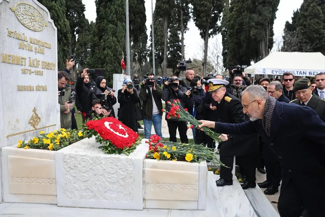 Milli şairimiz Ersoy, İstiklal Marşı'nın kabulünün 105. yılında anıldı Milli şairimiz Ersoy, İstiklal Marşı'nın kabulünün 105. yılında anıldı