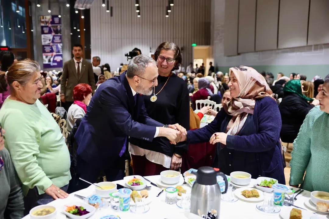 Başkan Özmen, 8 Mart Dünya Emekçi Kadınlar Günü'nde Eyüpsultanlı Kadınlarla İftar Sofrasında Buluştu Başkan Özmen, 8 Mart Dünya Emekçi Kadınlar Günü'nde Eyüpsultanlı Kadınlarla İftar Sofrasında Buluştu