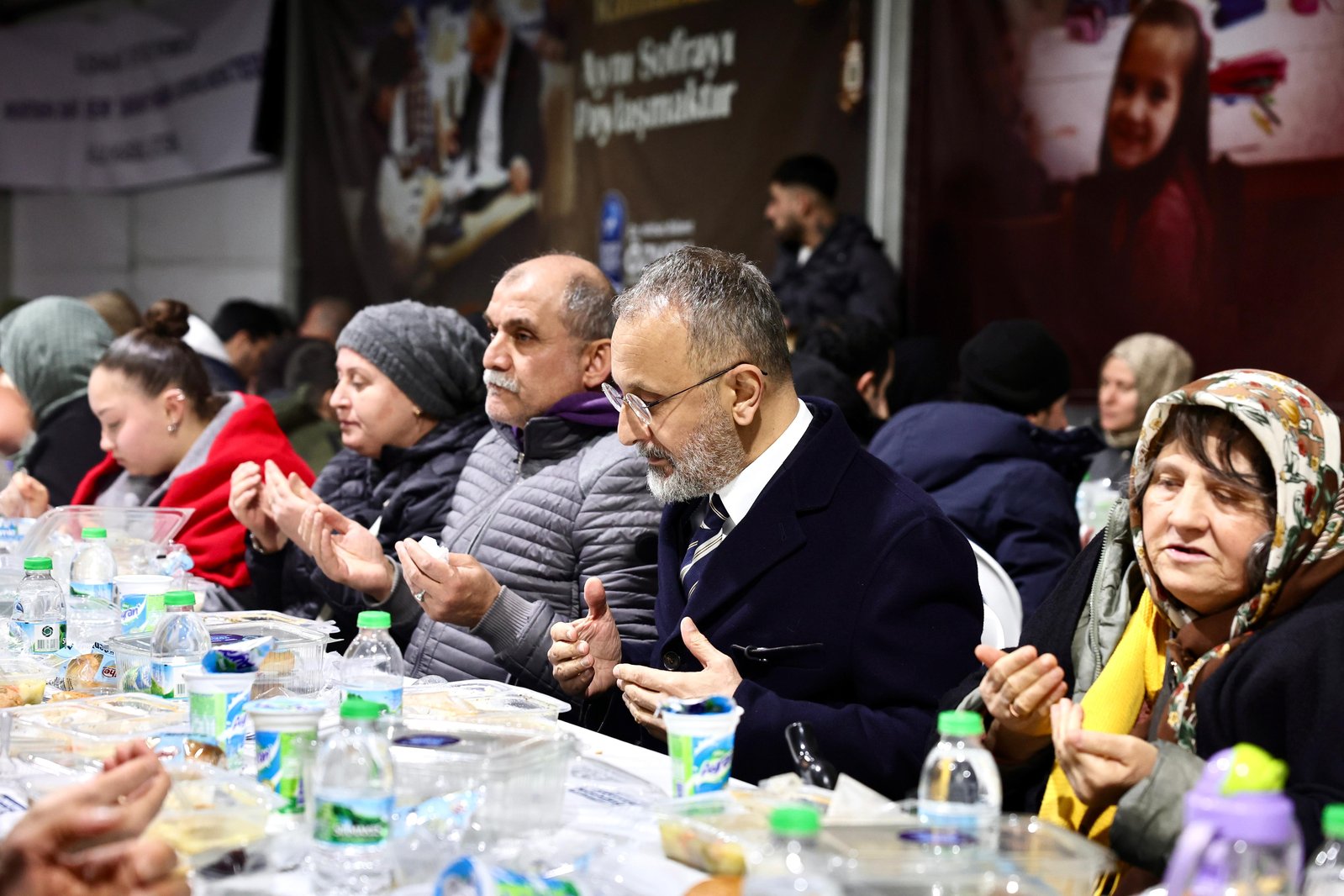 Başkan Özmen dev iftar çadırında orucunu açtı