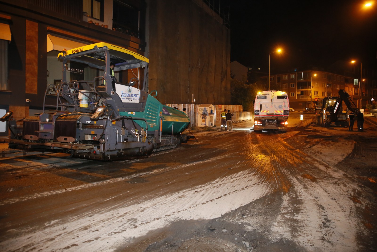 Bahçeköy Caddesi'nde asfalt yenileme çalışması