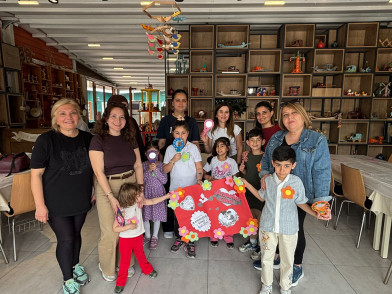 Minikler anneleri için Eyüp Oyuncakları'nı sevgiyle renklendirdi