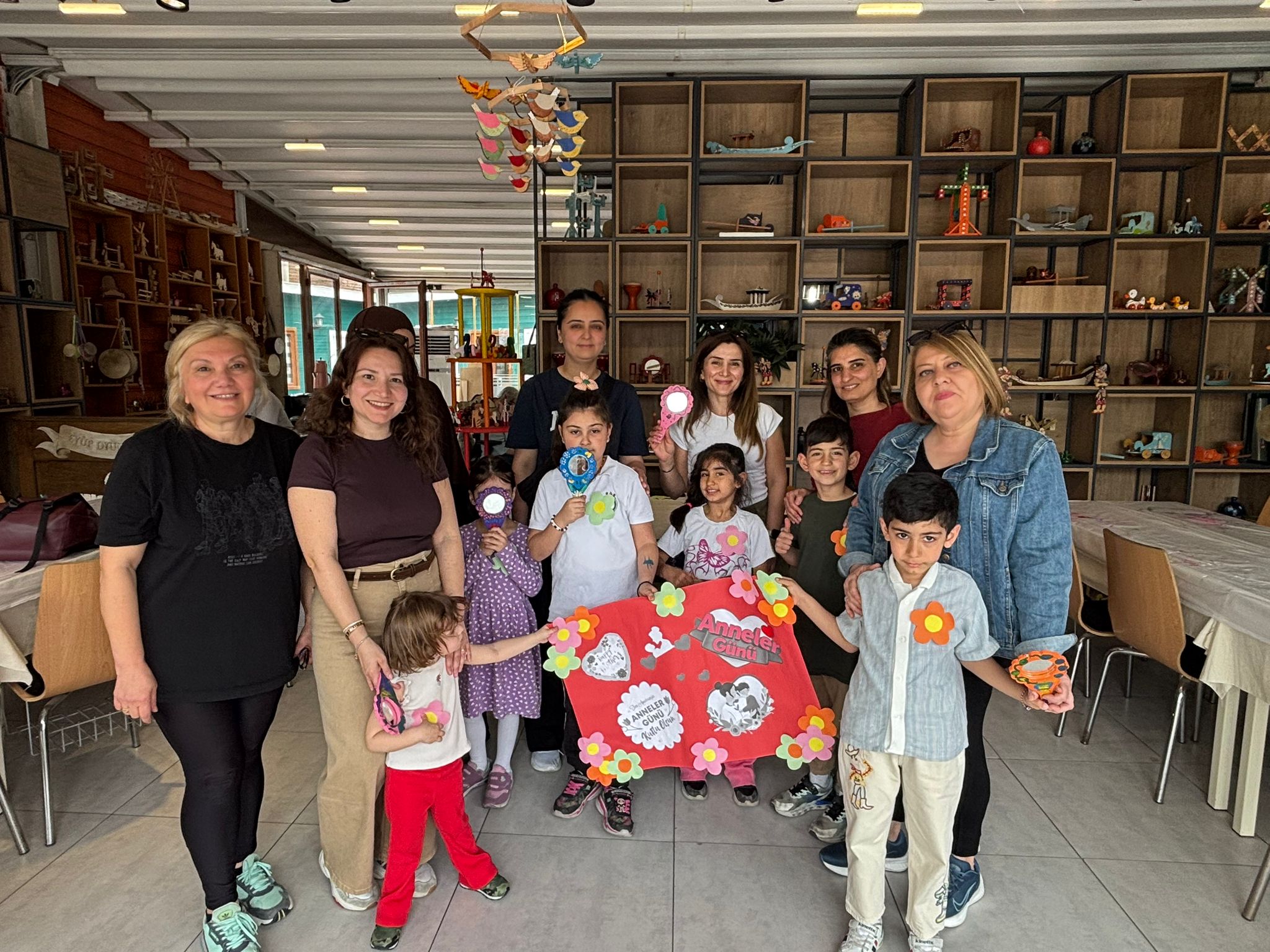 Minikler anneleri için Eyüp Oyuncakları'nı sevgiyle renklendirdi