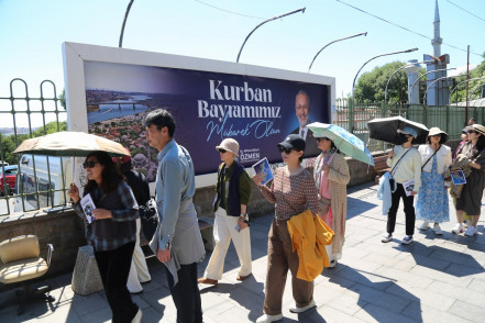 Dünyanın dört bir yanından ziyaretçiler Eyüpsultan'da buluşuyor