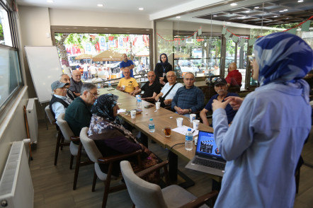 Emekliler Lokali Hafıza Kafe'de Dijital Güvenlik Eğitimi Düzenlendi