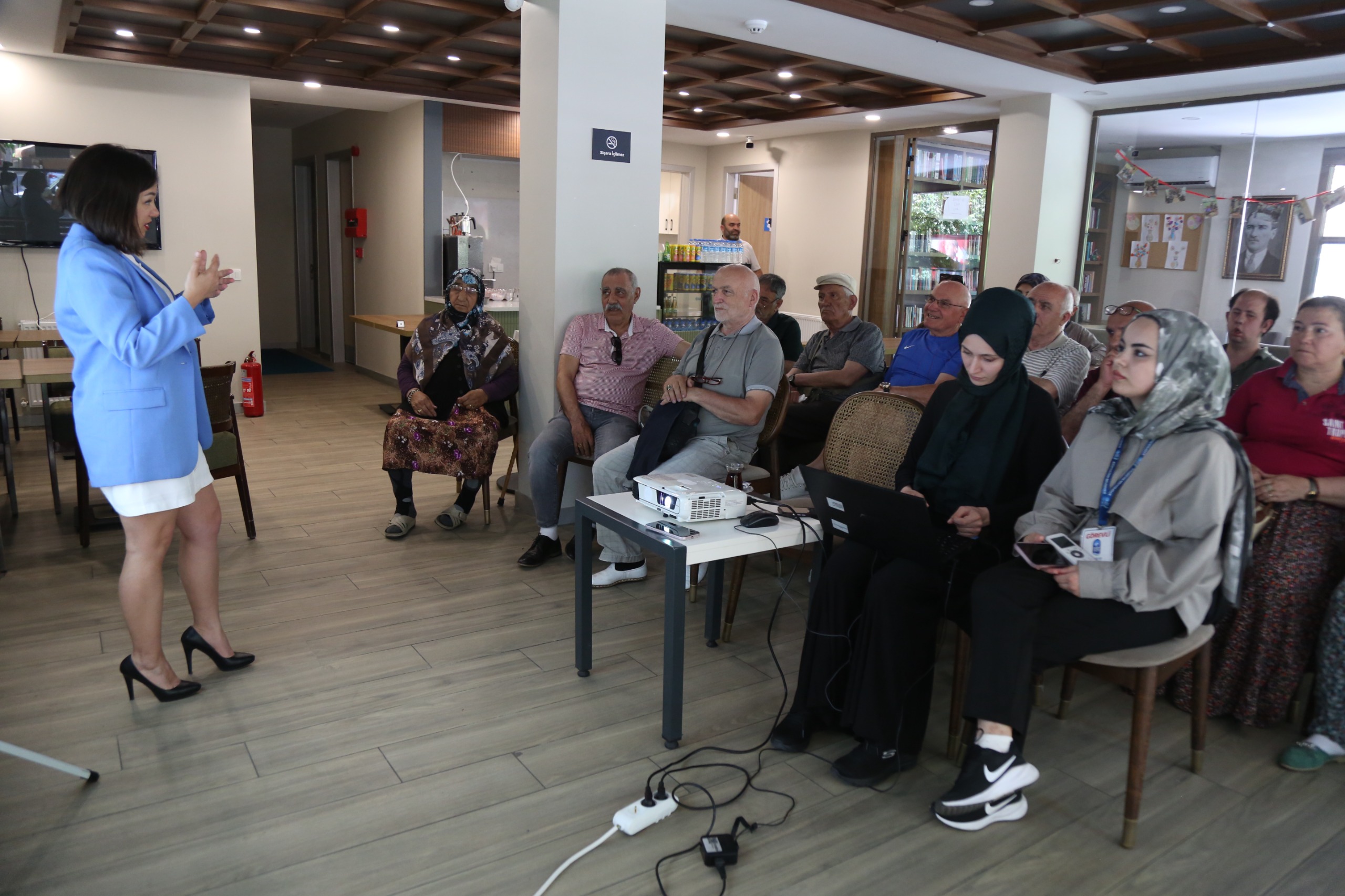 Emekliler Lokali Hafıza Kafe'de Yaşlı İstismarına Karşı Farkındalık Semineri