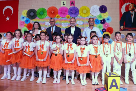 Başkan Özmen, minik öğrencilerin okuma bayramı heyecanlarına ortak oldu