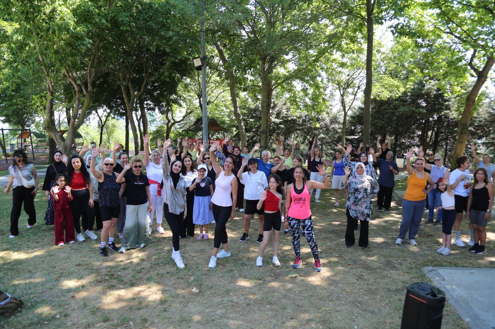 Eyüpsultanlı kadınlar “Zumba Kadın Spor Şenliğiyle” yaza merhaba dedi Eyüpsultanlı kadınlar “Zumba Kadın Spor Şenliğiyle” yaza merhaba dedi