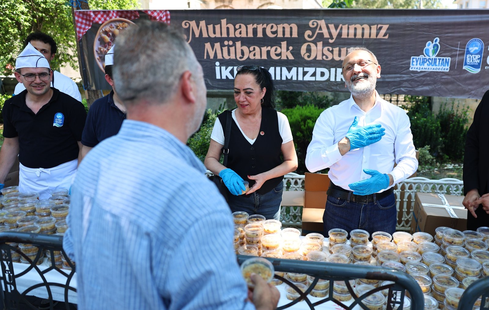 Eyüpsultan Belediyesi'nden Muharrem Ayında Aşure İkramı Eyüpsultan Belediyesi'nden Muharrem Ayında Aşure İkramı