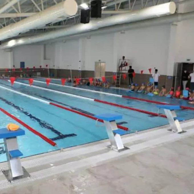 Topçular Yarı Olimpik Yüzme Havuzu