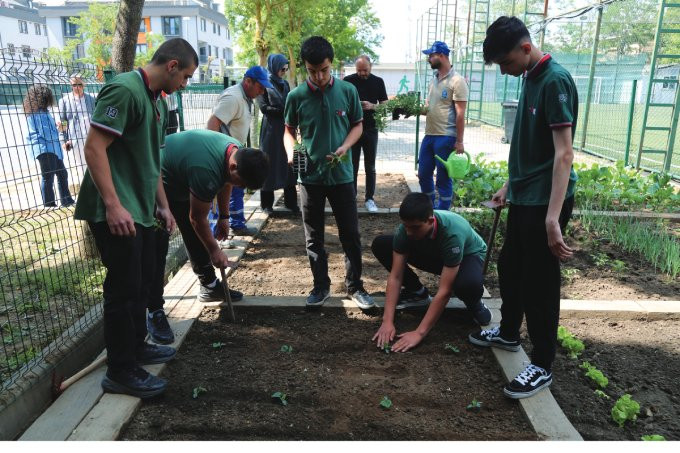 OKULLARDA TARIM ALANLARI OLUŞTURDUK