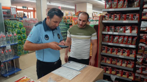 Zabıta ekiplerimiz, ilçemizdeki marketlerde denetimlerini sürdürüyor.